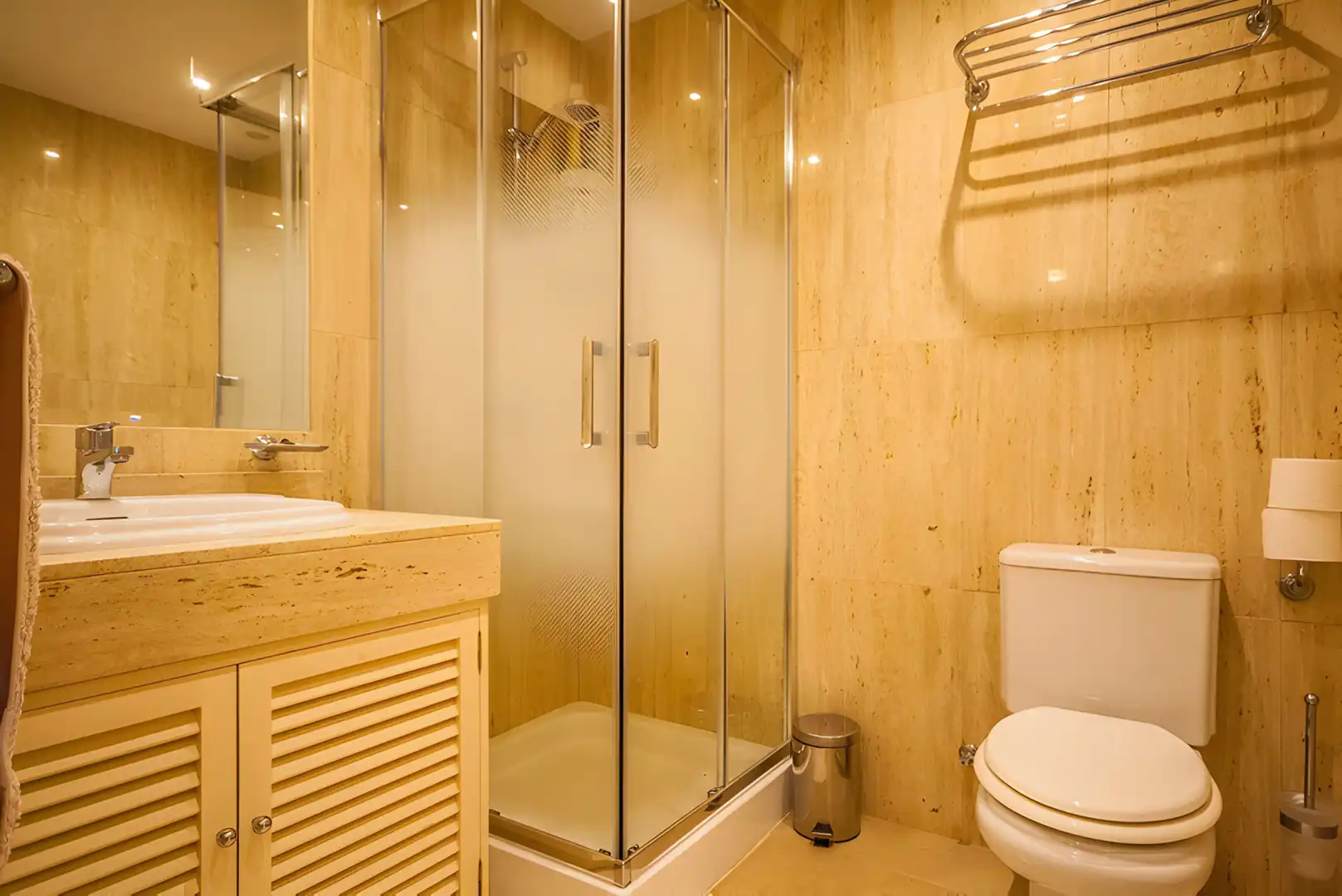 Baño de Apartamento en venta en Marbella con Aire acondicionado, Terraza y Piscina