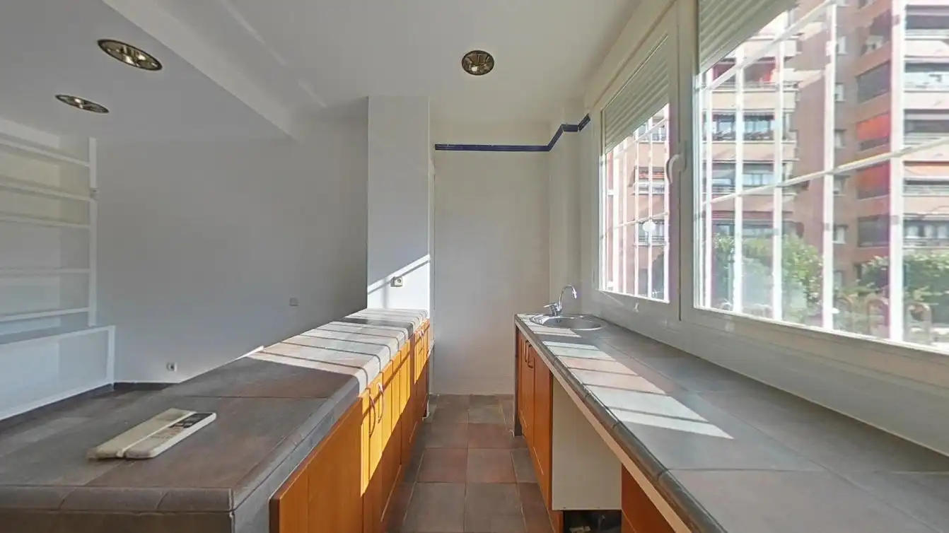 Cuina de Apartament en venda en Madrid amb Aire condicionat