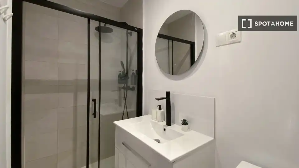 Badezimmer von Wohnung zur Miete in Madrid mit Klimaanlage, Heizung und Möbliert