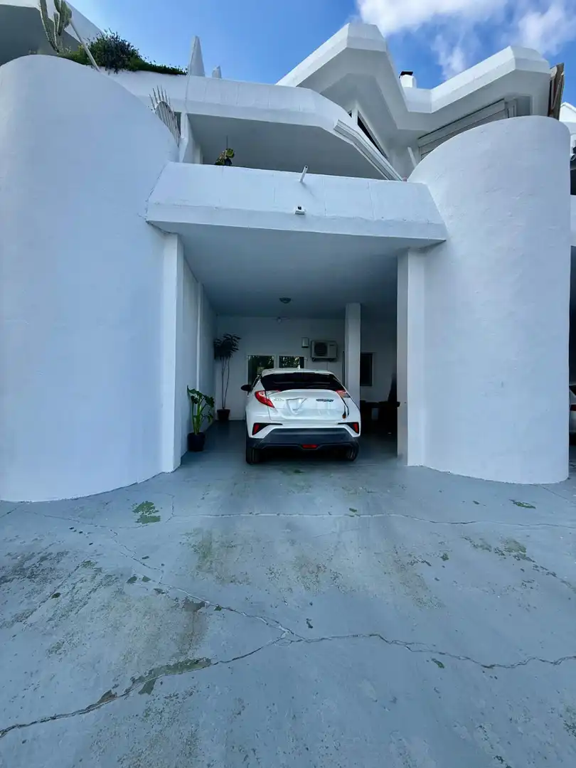 Aparcament de Casa adosada en venda en Benalmádena amb Aire condicionat, Jardí privat i Terrassa