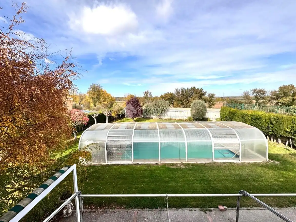Swimming pool of Houses for sale in Valladolid  with Air Conditioner, Parquet flooring and Furnished