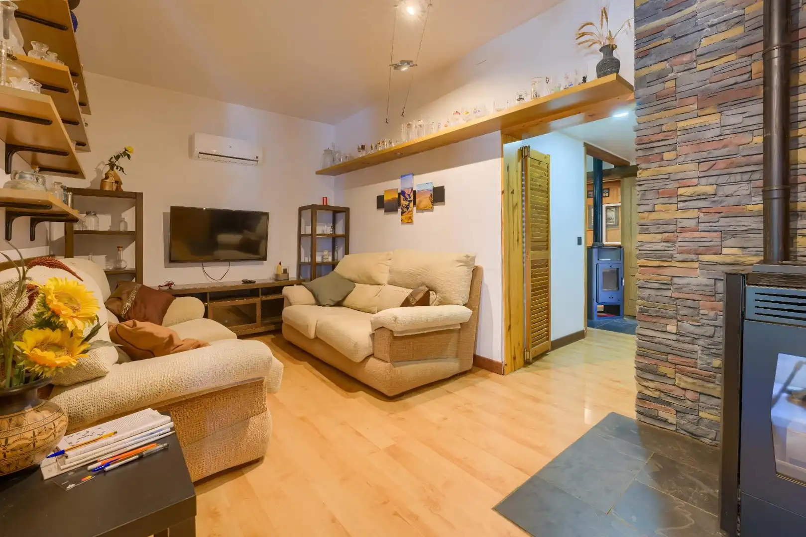 Sala de estar de Casa o chalet en venta en Sanlúcar la Mayor con Aire acondicionado, Jardín privado y Trastero