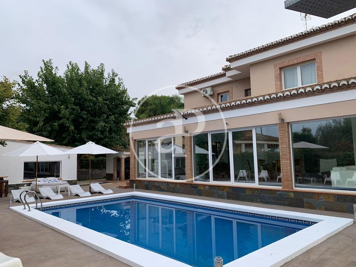 Vista exterior de Casa o xalet de lloguer en Bétera amb Aire condicionat, Calefacció i Jardí privat