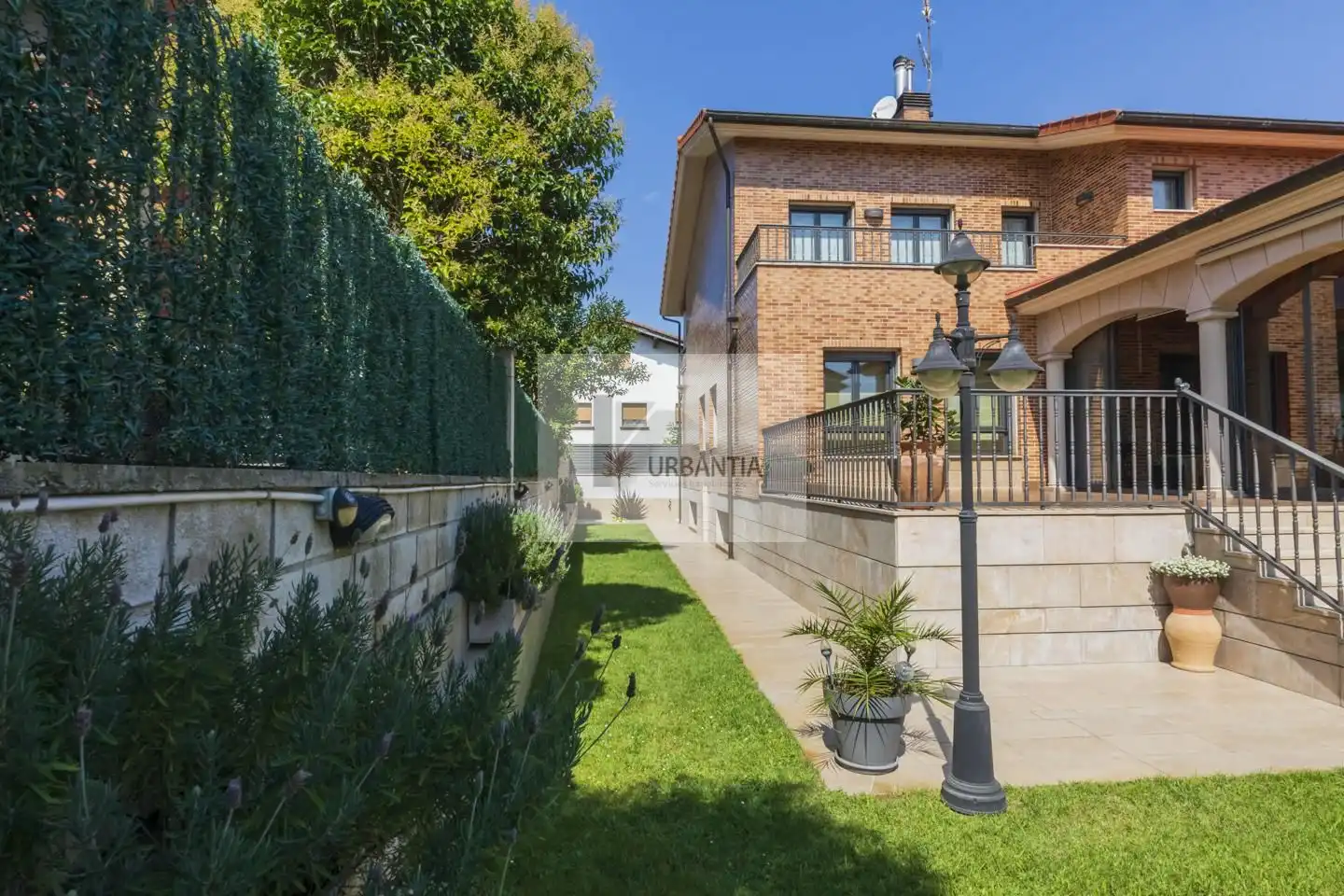 Vista exterior de Casa o chalet en venta en Cizur con Calefacción, Jardín privado y Parquet