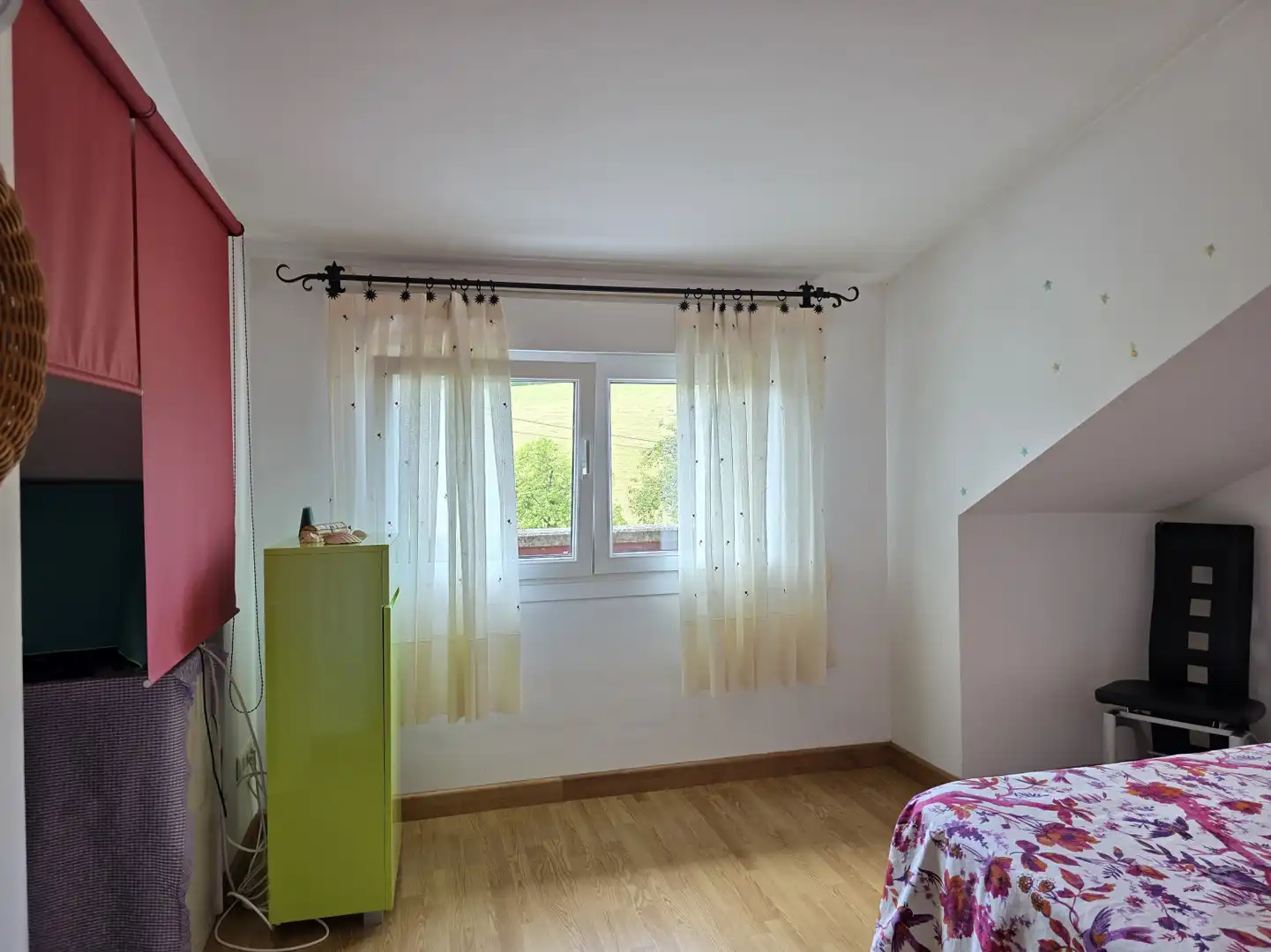 Schlafzimmer von Wohnung zur Miete in Nava mit Heizung