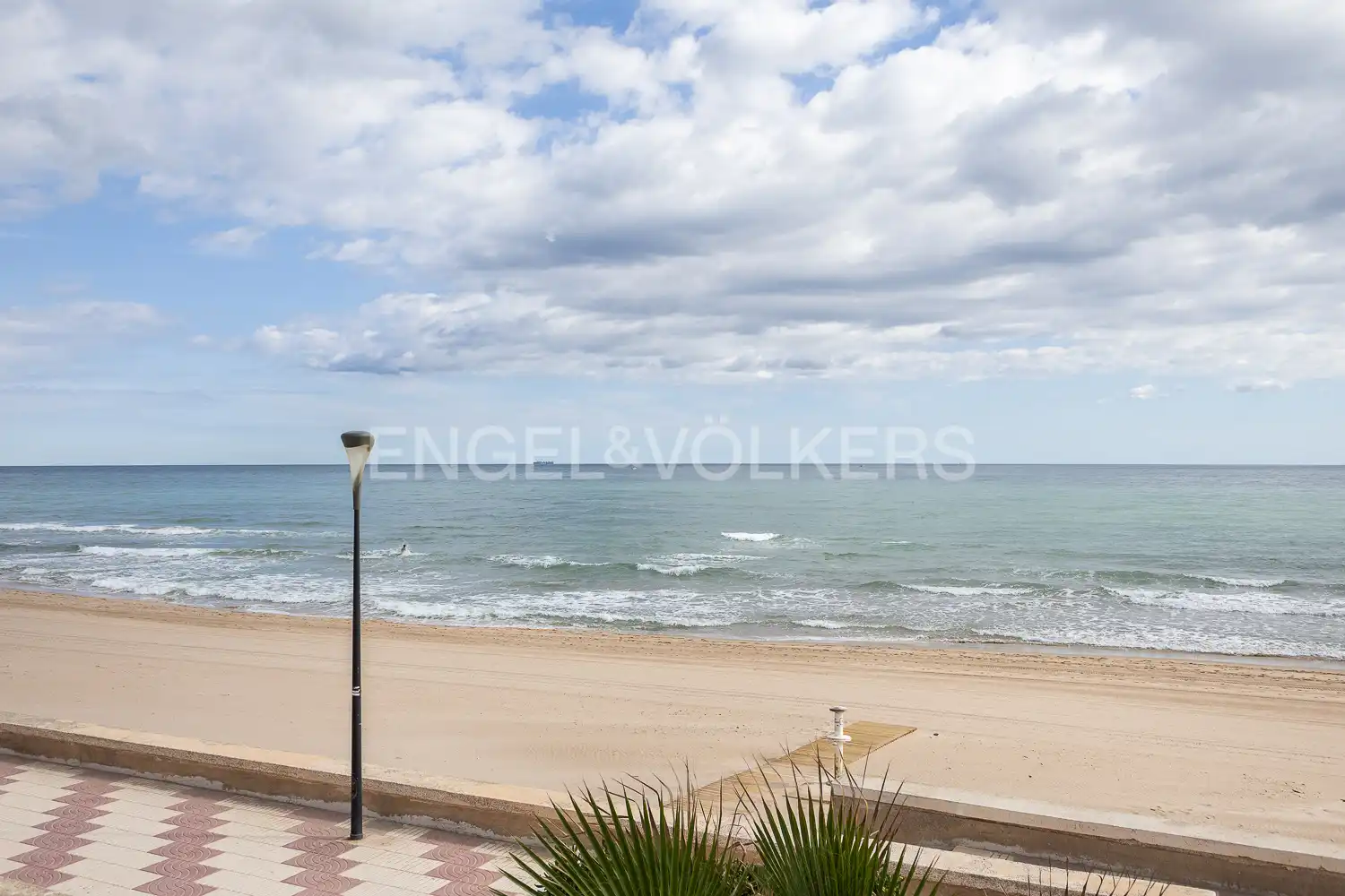 Vista exterior de Casa o xalet en venda en Sueca amb Calefacció, Terrassa i Moblat