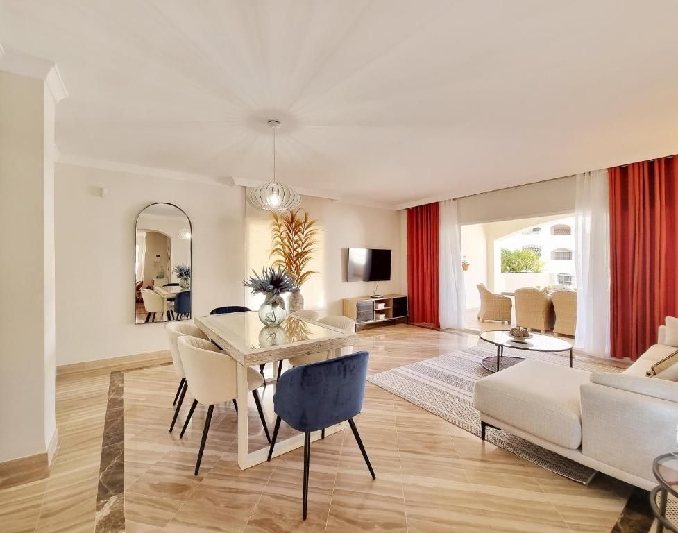 Living room of Flat for sale in Marbella  with Air Conditioner, Private garden and Terrace