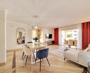Sala d'estar de Pis en venda en Marbella amb Aire condicionat, Jardí privat i Terrassa