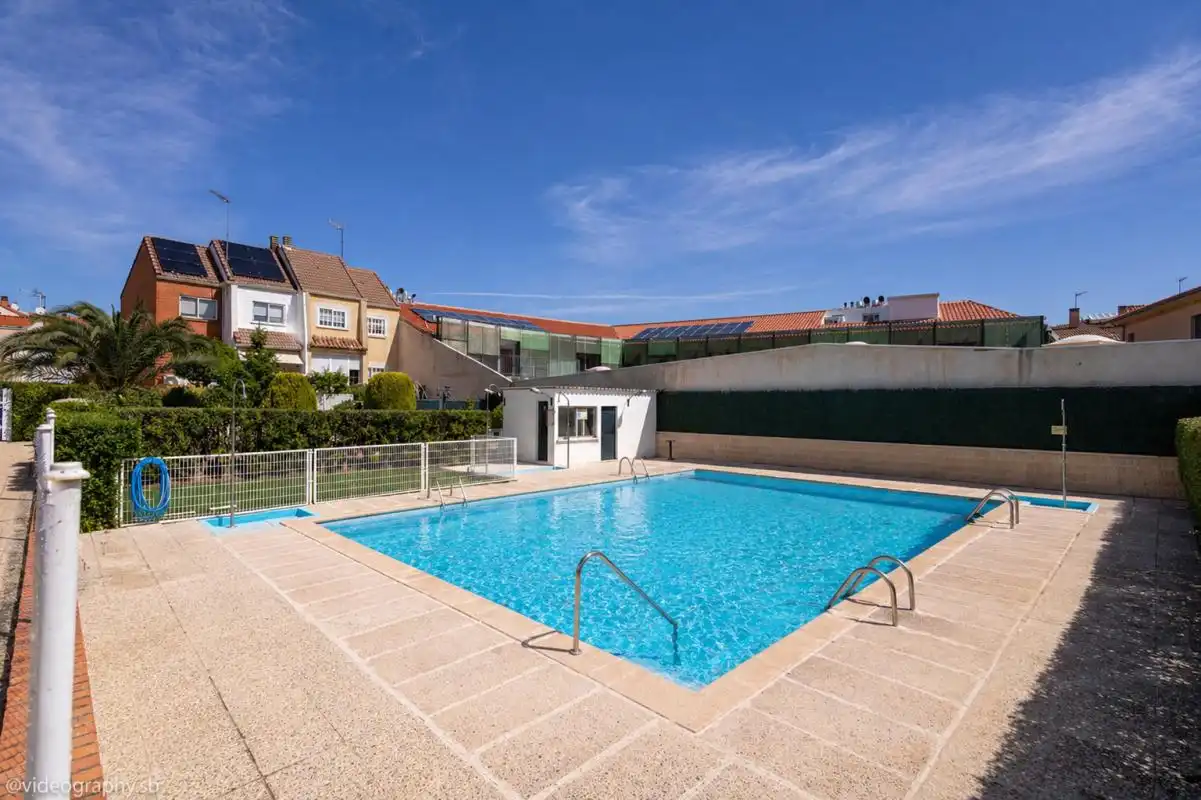 Schwimmbecken von Einfamilien-Reihenhaus zum Verkauf in Paracuellos de Jarama mit Klimaanlage, Heizung und Privatgarten