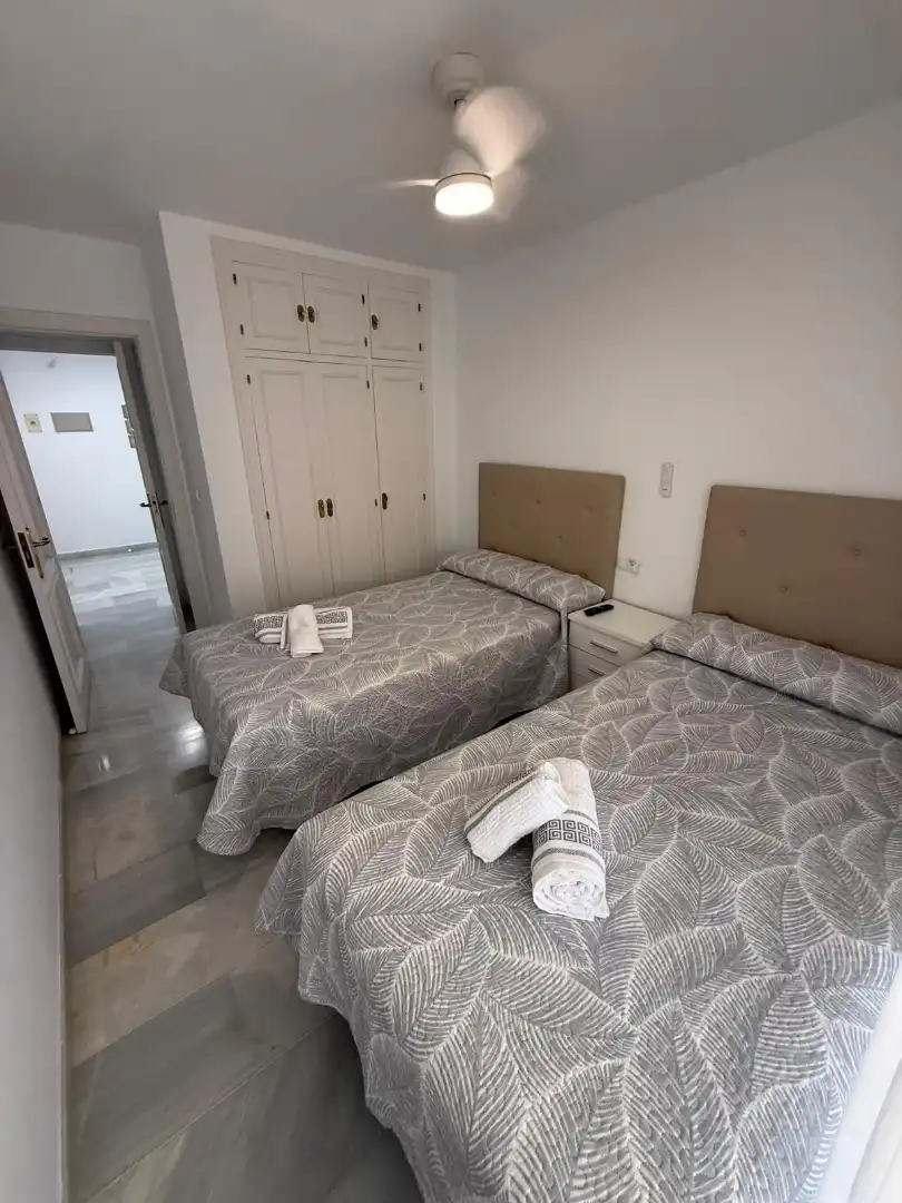 Dormitori de Apartament de lloguer en Fuengirola amb Aire condicionat, Calefacció i Jardí privat