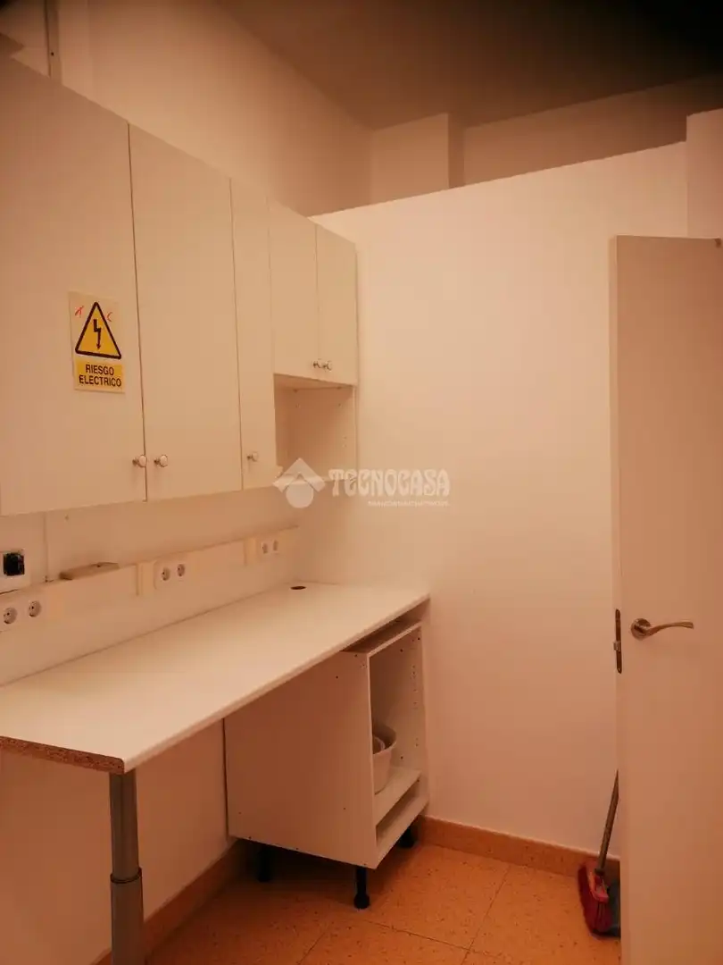 Cuina de Local en venda en Móstoles amb Aire condicionat
