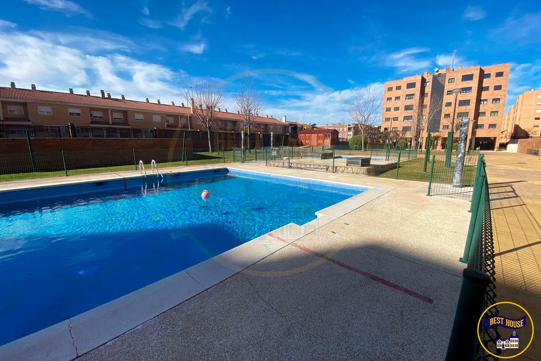 Piscina de Piso en venta en Cuenca Capital con Aire acondicionado, Calefacción y Jardín privado