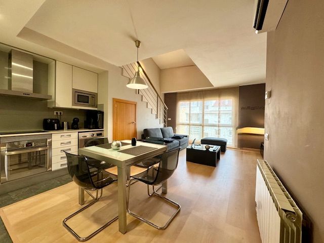 Sala d'estar de Dúplex en venda en El Prat de Llobregat amb Aire condicionat, Calefacció i Parquet