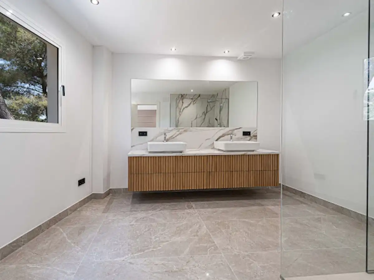 Baño de Casa adosada en venta en Benahavís con Aire acondicionado, Terraza y Trastero