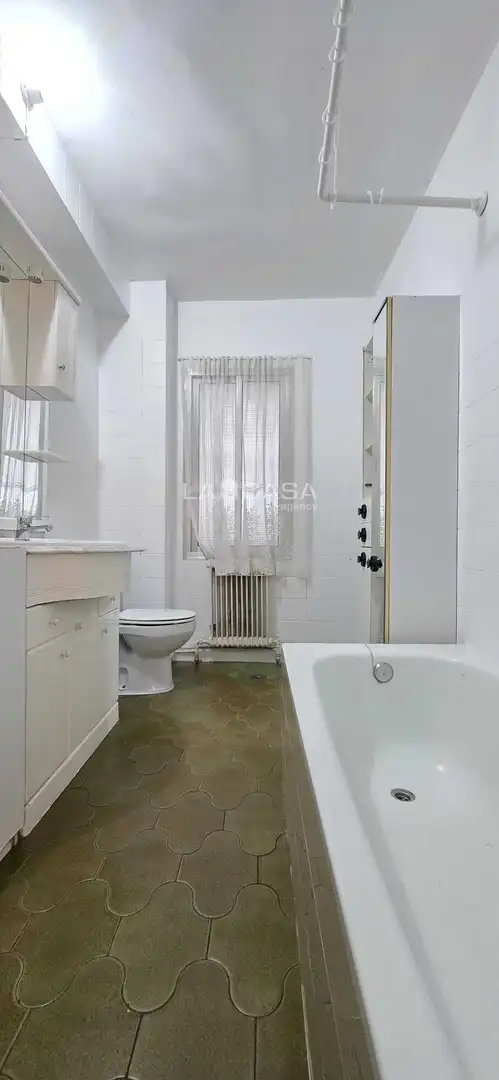Bathroom of Flat for sale in Hospital 