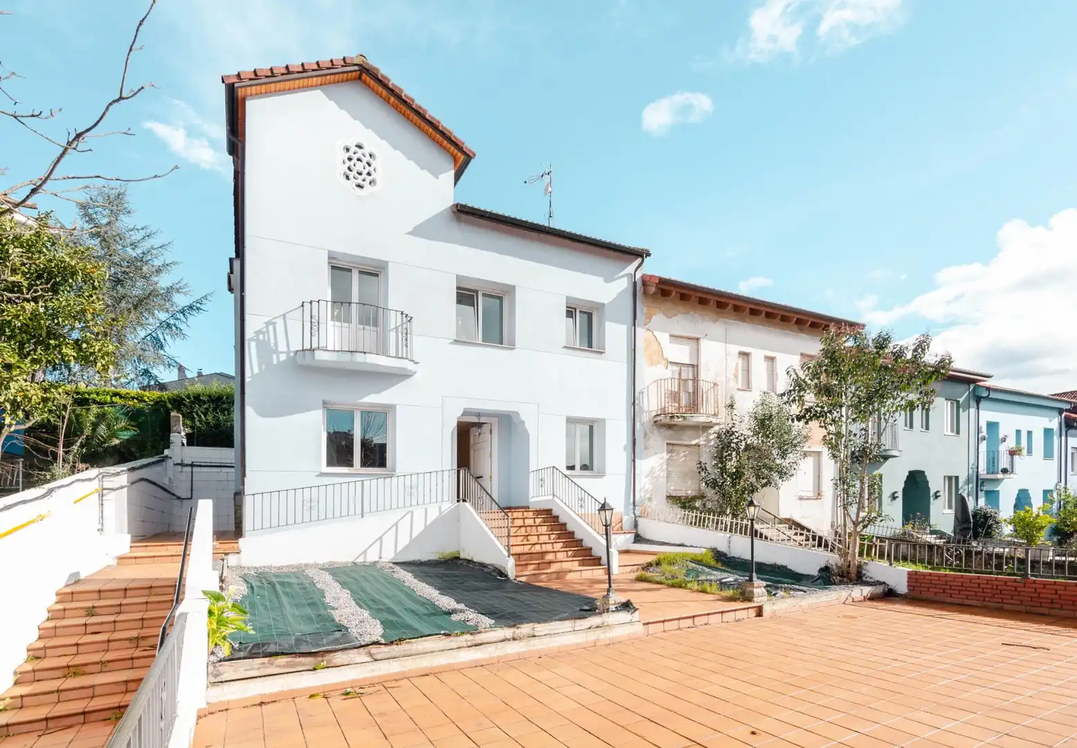 Vista exterior de Casa o xalet en venda en Oviedo  amb Calefacció, Terrassa i Traster