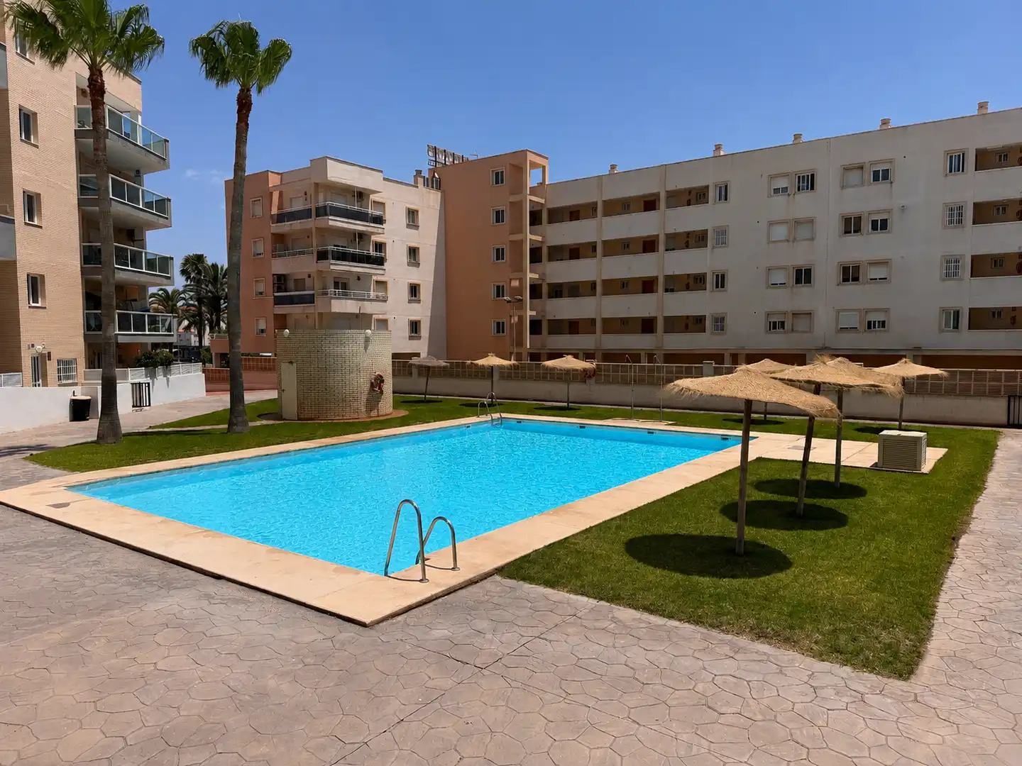 Piscina de Apartament en venda en Roquetas de Mar amb Aire condicionat, Terrassa i Moblat