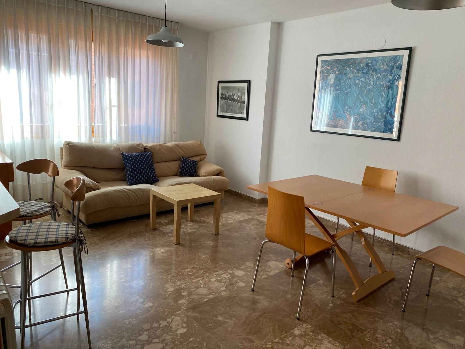 Sala d'estar de Pis de lloguer en  Zaragoza Capital amb Calefacció, Moblat i Forn