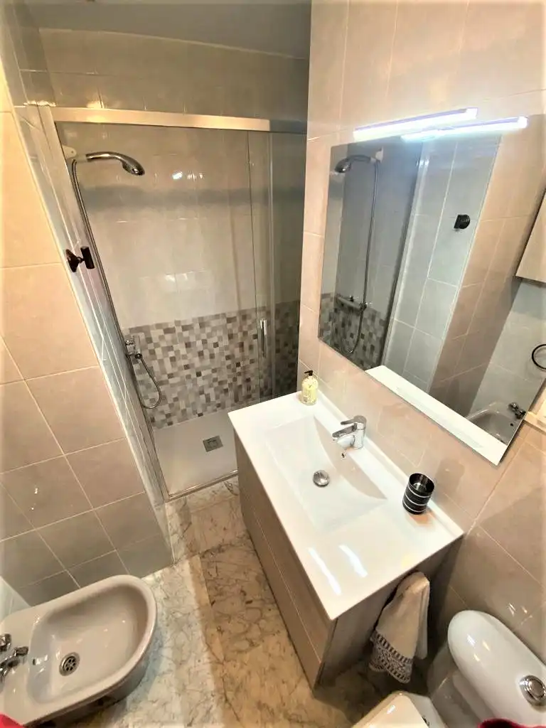 Badezimmer von Wohnungen zur Miete in Cáceres mit Klimaanlage, Heizung und Möbliert