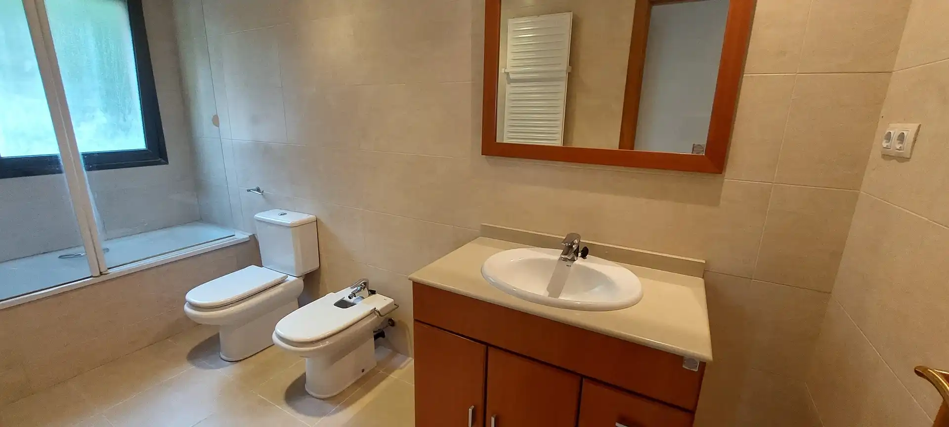 Badezimmer von Wohnung zur Miete in Vallgorguina mit Heizung, Parkett und Balkon