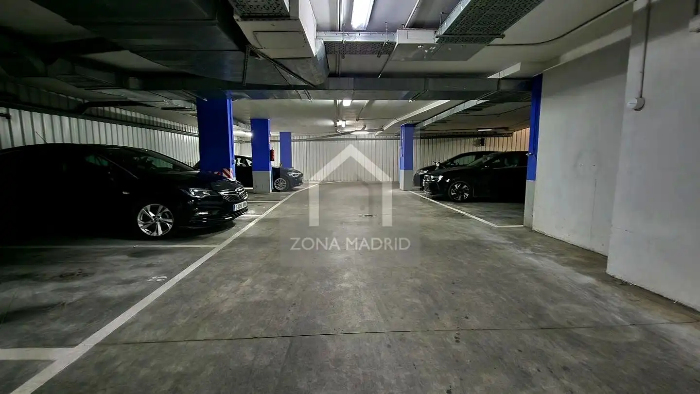 Parking de Piso de alquiler en Madrid con Aire acondicionado y Amueblado