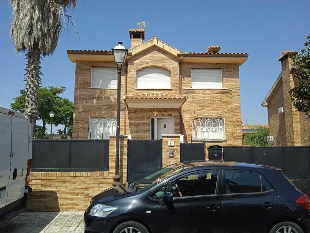 Vista exterior de Casa o chalet en venta en Serranillos del Valle con Calefacción, Jardín privado y Terraza