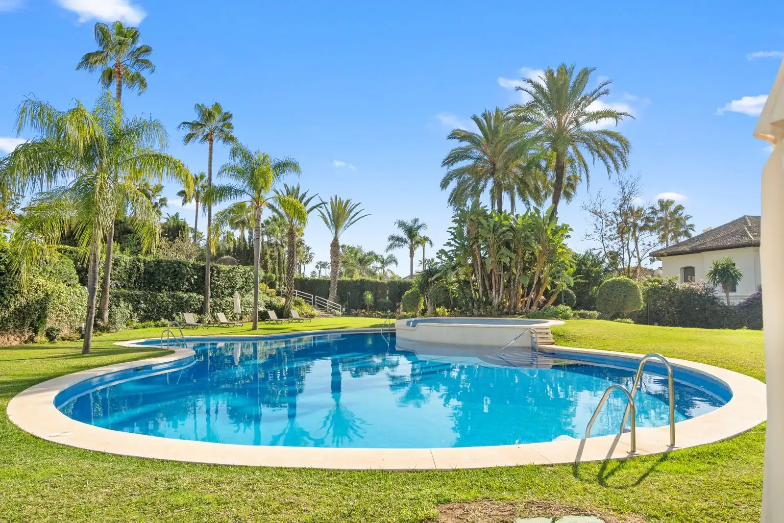 Piscina de Apartamento en venta en Marbella con Terraza, Trastero y Amueblado