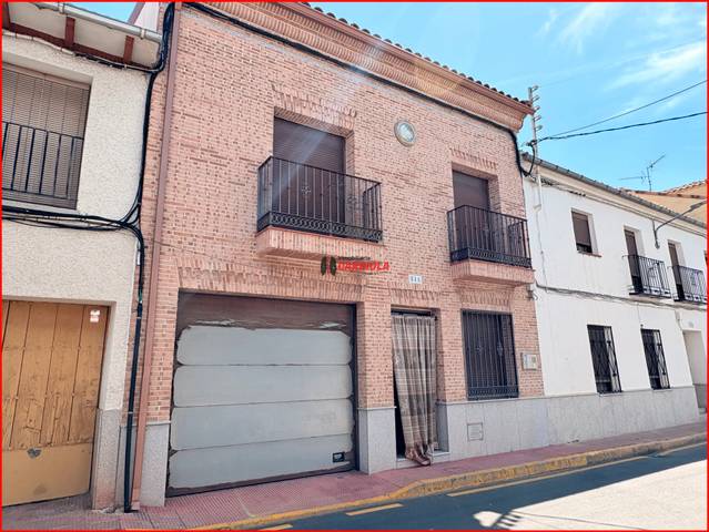 Casa adosada en Venta en La Torre de Esteban Hambrán