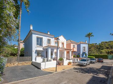 Adossat amb piscina en venda a Nueva Andalucía