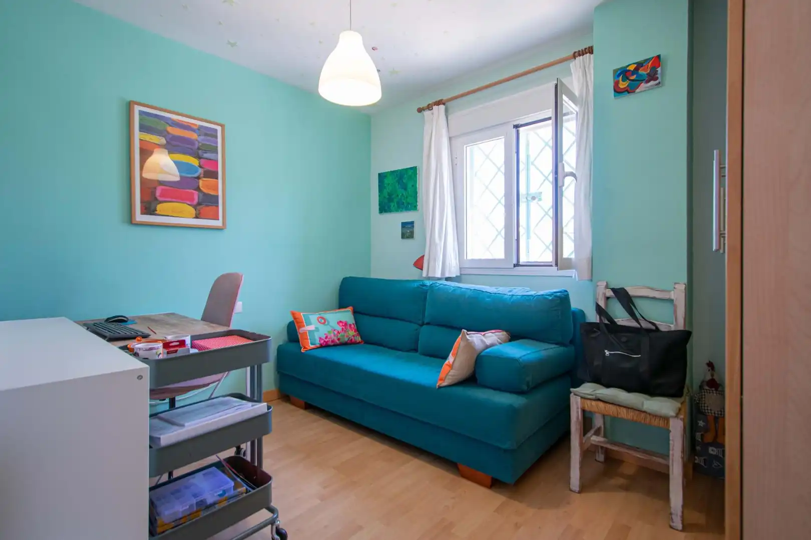 Sala de estar de Casa adosada en venta en Valencina de la Concepción con Aire acondicionado, Trastero y Piscina comunitaria