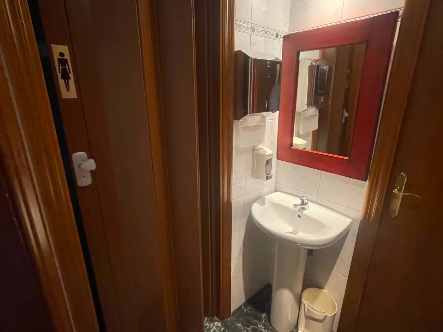 Baño de Local en traspaso en L'Hospitalet de Llobregat con Aire acondicionado, Calefacción y Amueblado