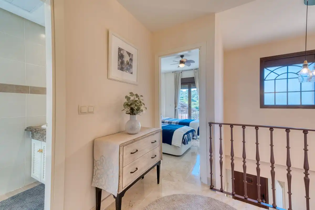 Einfamilien-Reihenhaus zum Verkauf in Estepona mit Klimaanlage, Terrasse und Alarm