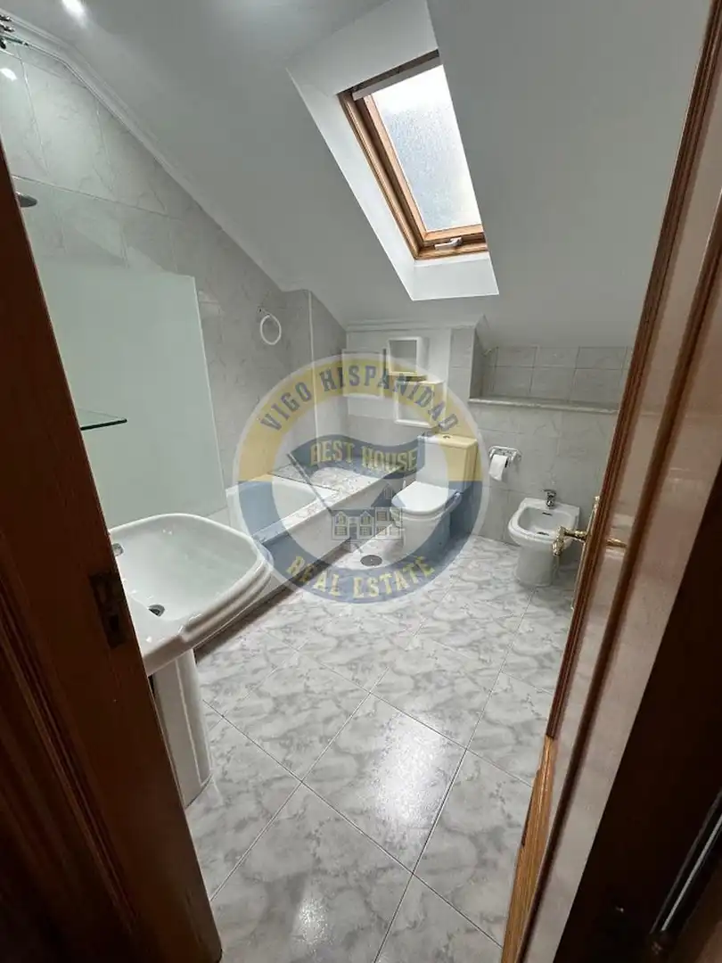 Baño de Ático en venta en Vigo  con Aire acondicionado, Calefacción y Parquet