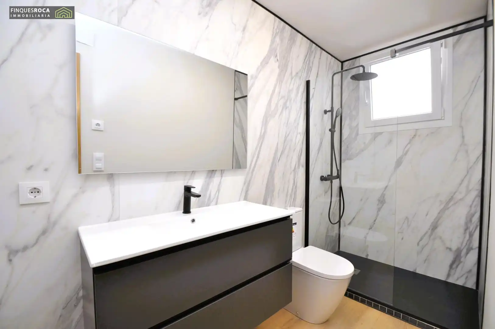 Bathroom of Flat for sale in La Ràpita  with Parquet flooring