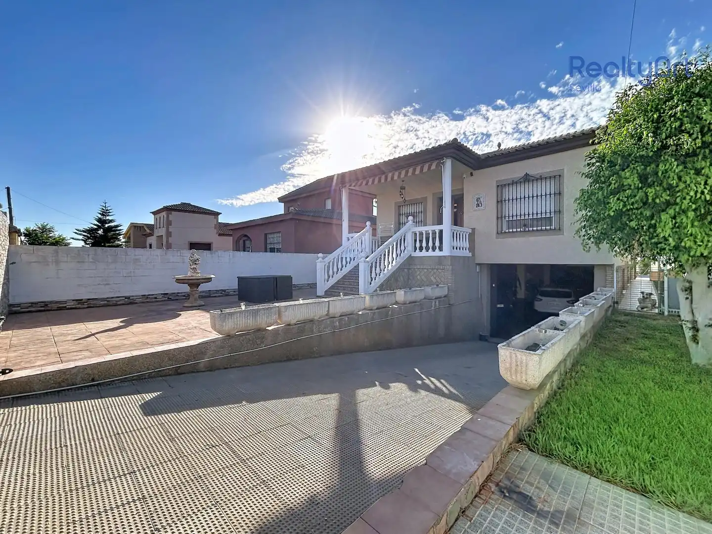 Vista exterior de Casa o xalet en venda en Dos Hermanas amb Aire condicionat, Calefacció i Jardí privat