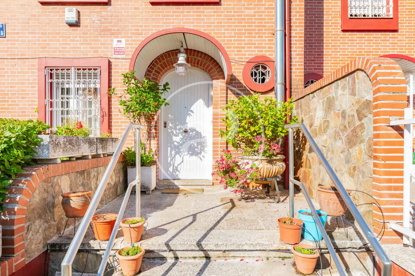 Vista exterior de Casa adosada en venta en Madrid con Aire acondicionado, Calefacción y Jardín privado