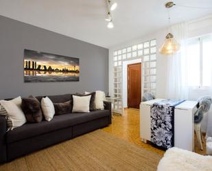 Sala d'estar de Apartament de lloguer en  Madrid Capital amb Aire condicionat i Balcó