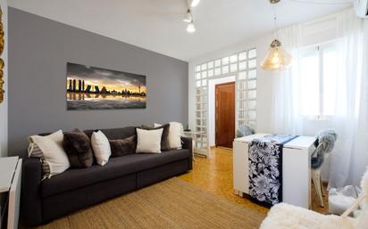 Sala d'estar de Apartament de lloguer en  Madrid Capital amb Aire condicionat i Balcó