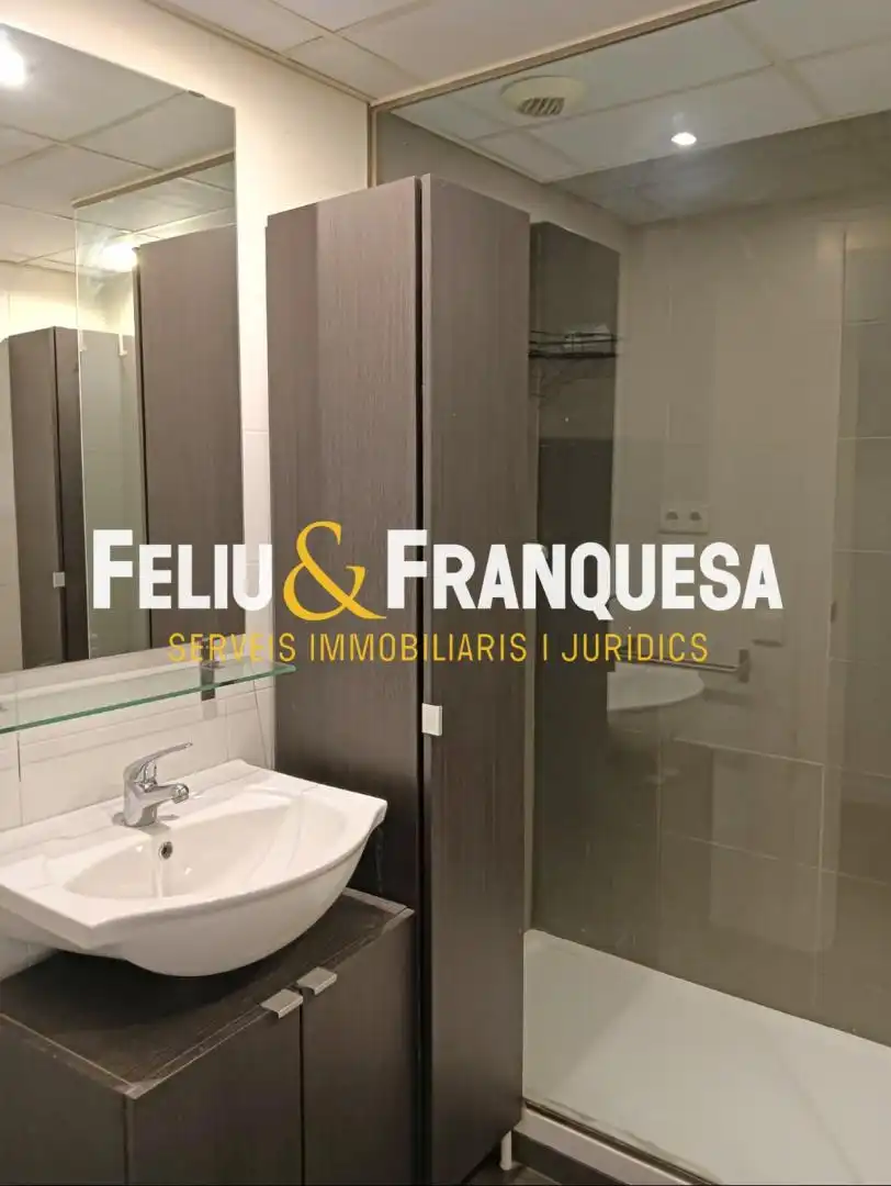 Baño de Piso en venta en Sabadell con Calefacción, Piscina y Amueblado