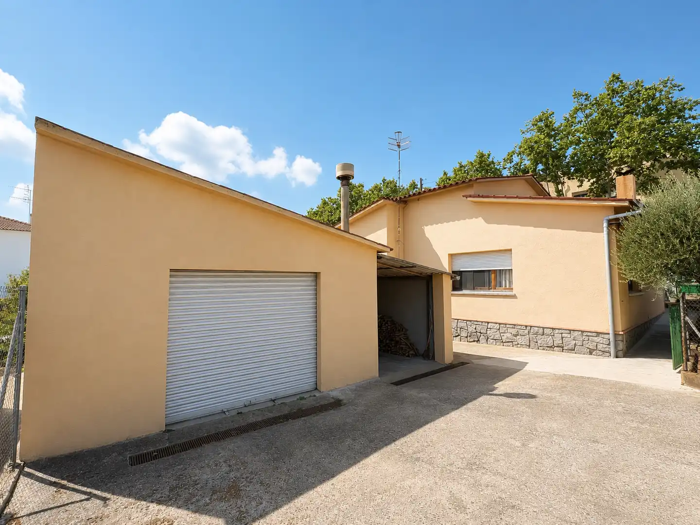 Vista exterior de Casa o xalet en venda en Llinars del Vallès amb Calefacció, Jardí privat i Moblat