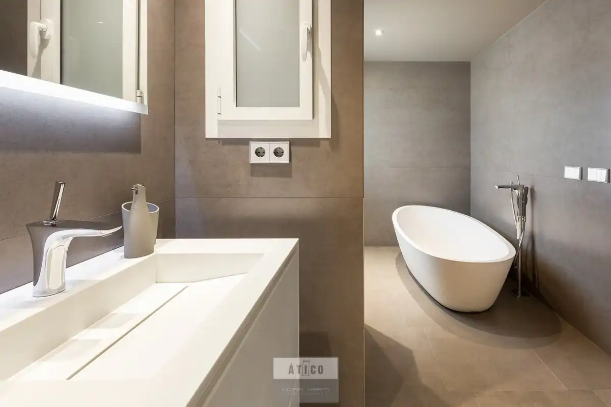 Badezimmer von Dachboden zum Verkauf in Barcelona mit Klimaanlage, Heizung und Terrasse