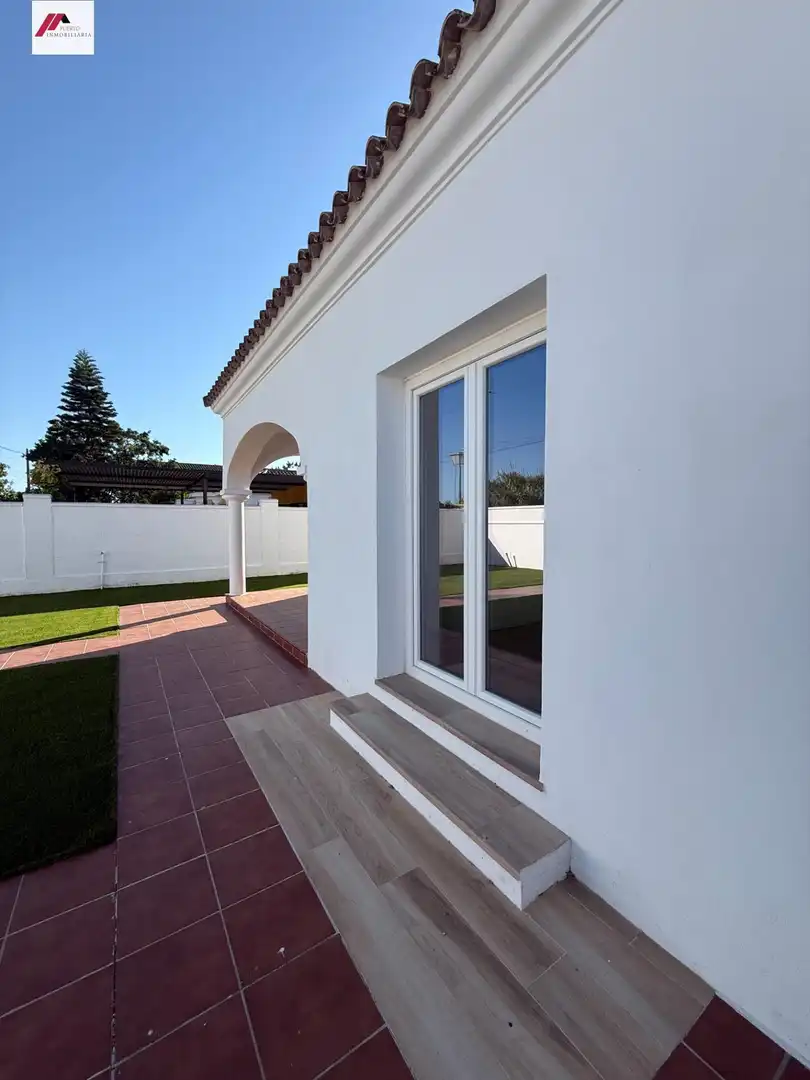 Vista exterior de Casa o xalet en venda en El Puerto de Santa María amb Aire condicionat, Jardí privat i Moblat