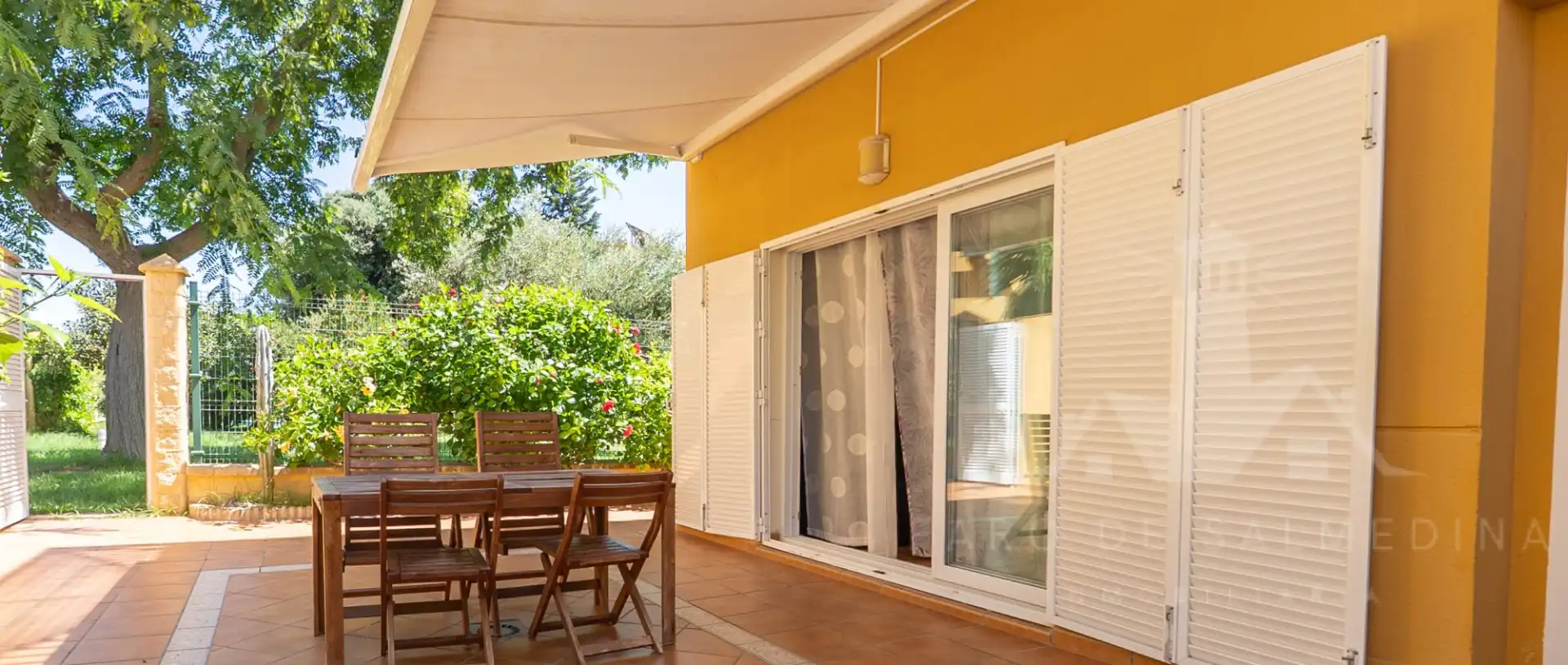 Jardín de Casa adosada en venta en Rota con Aire acondicionado, Terraza y Piscina comunitaria