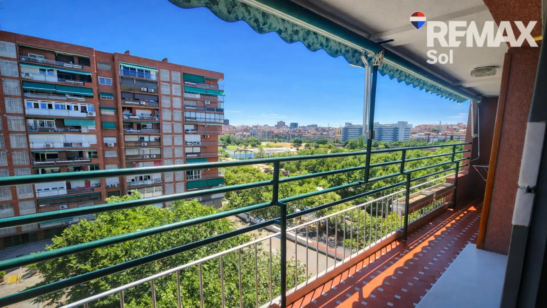 Vista exterior de Piso en venta en Madrid con Terraza y Trastero