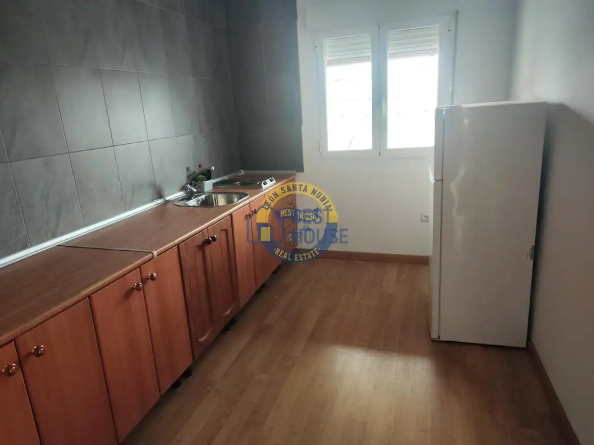 Cuina de Apartament en venda en Villaquilambre amb Parquet i Moblat