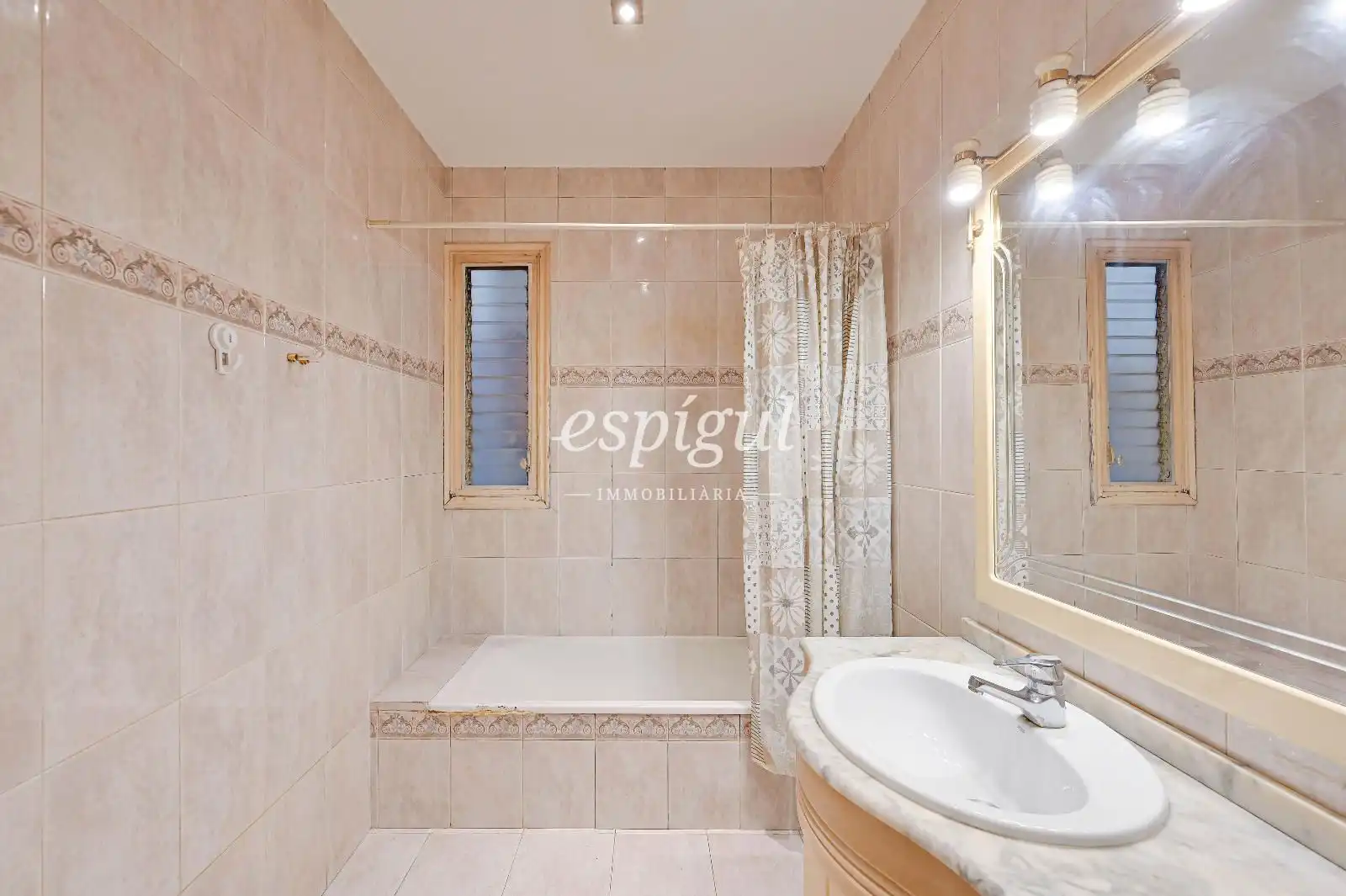 Baño de Piso en venta en Girona con Calefacción, Terraza y Amueblado