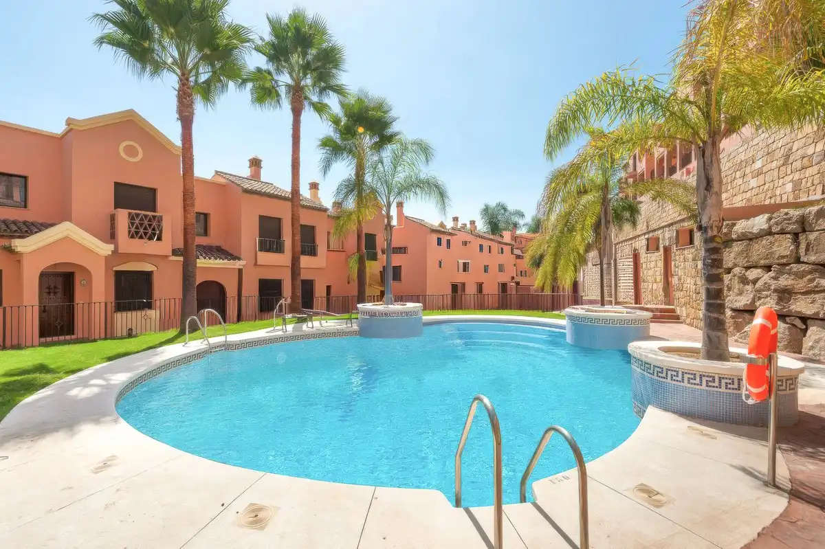 Vista exterior de Casa adosada en venta en Estepona con Aire acondicionado, Terraza y Piscina comunitaria