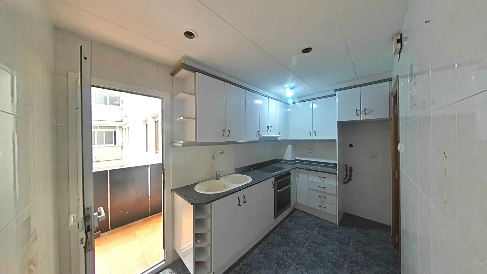 Cuina de Apartament en venda en Terrassa amb Aire condicionat i Balcó