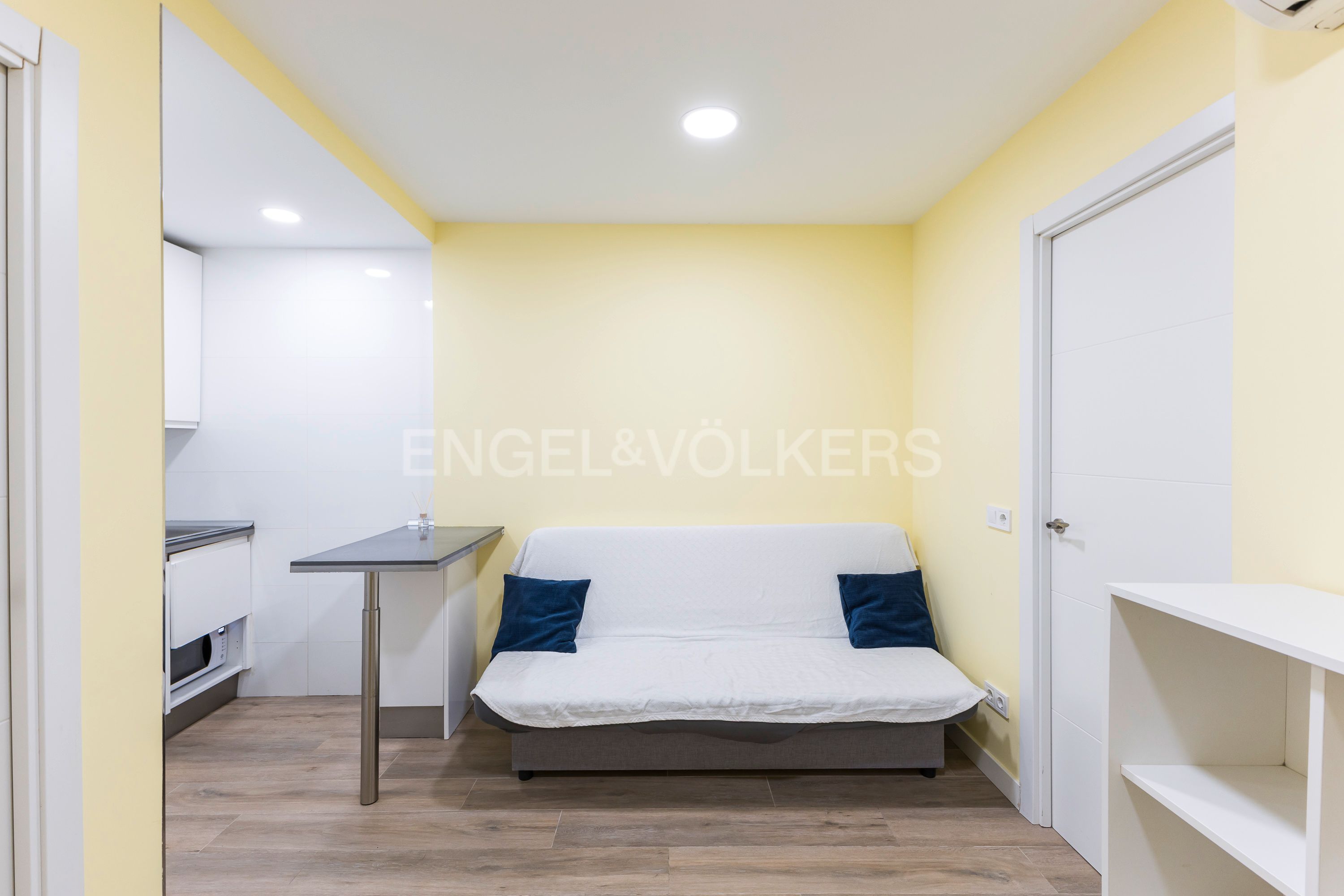 Sala d'estar de Apartament en venda en  Madrid Capital amb Aire condicionat, Calefacció i Moblat