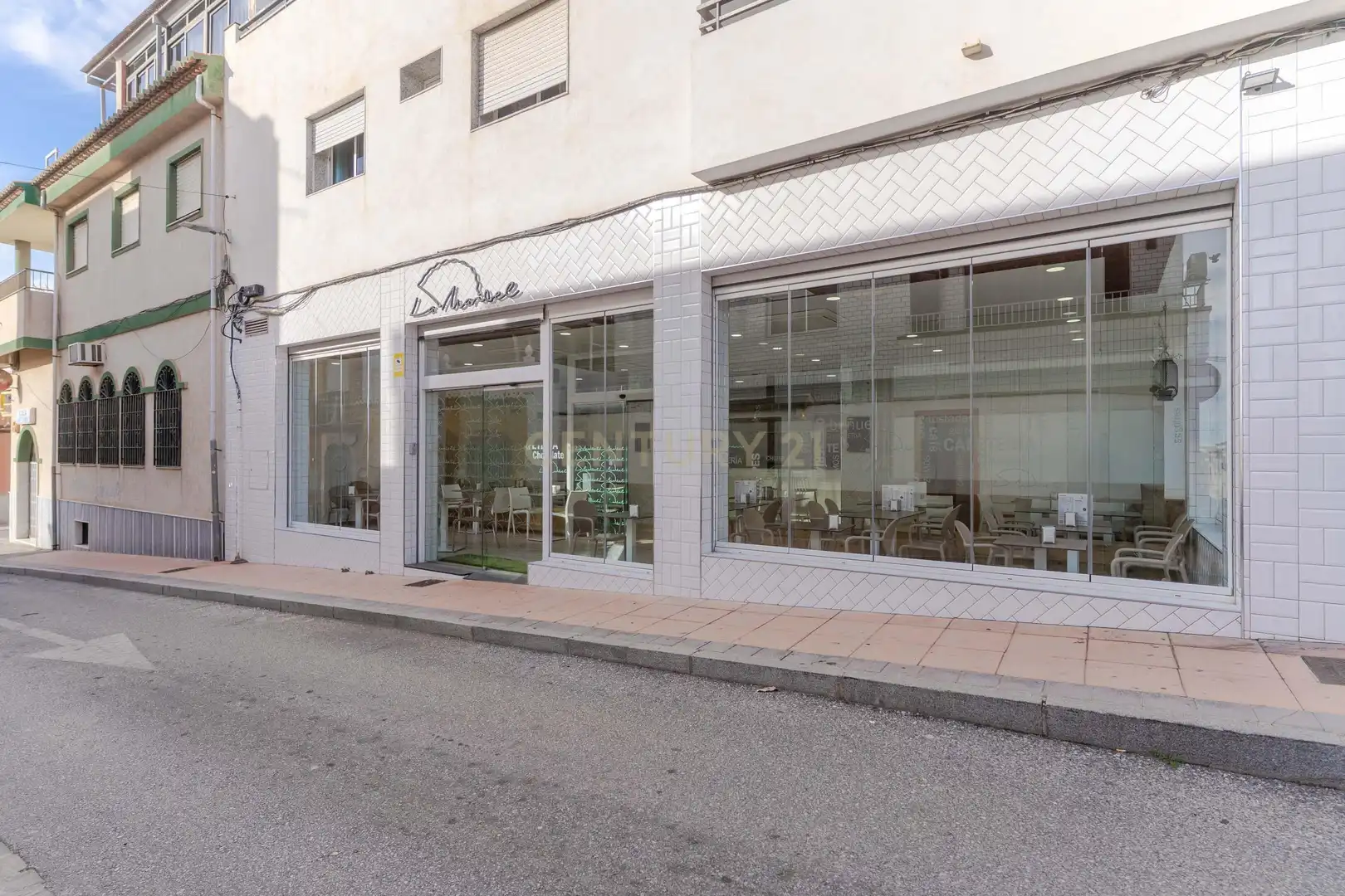 Vista exterior de Local en venda en Motril amb Aire condicionat